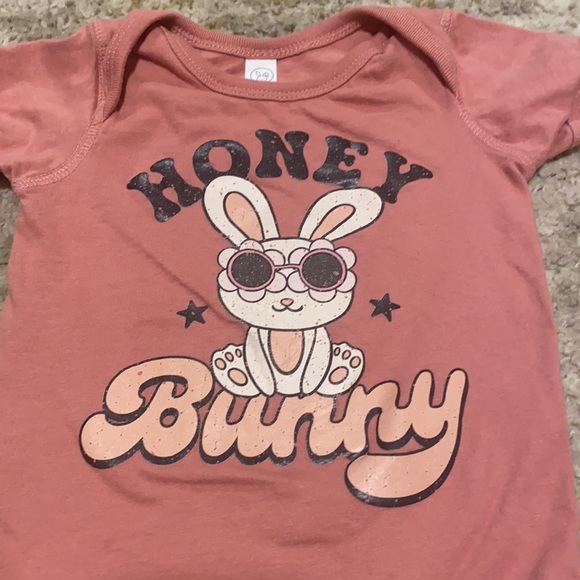 Olive Loves Apple Dark Mauve Easter Honey Bunny Bodysuit Onsie 12M - Picture 2 of 4